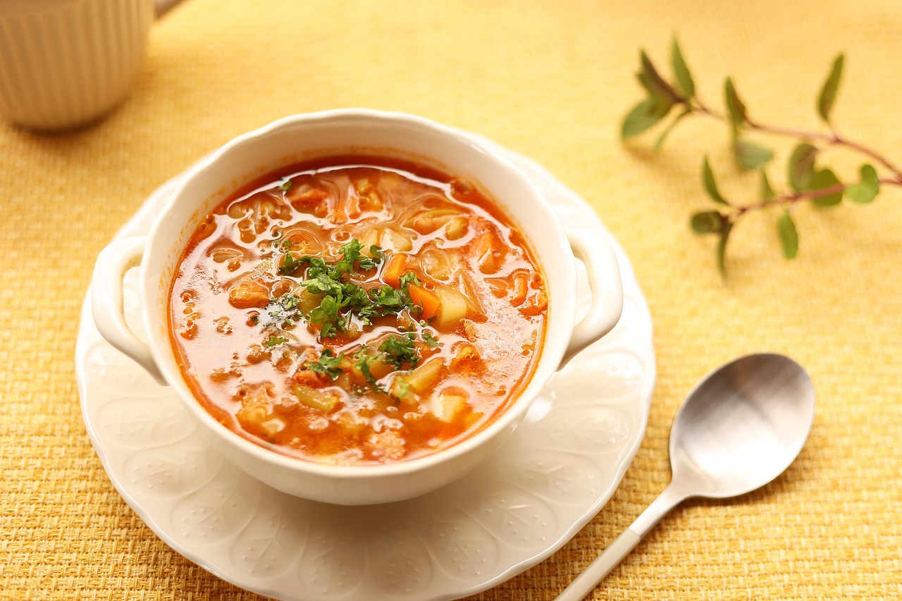 soup, vegetable soup, minestrone, minestrone style, food, lentil, beans, carrots, onion, potato, bacon, tomato soup, tomato base, parsley, soup plate,