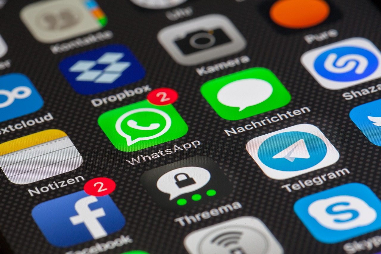 Internet, whatsapp, smartphone, communication, phone, networking, app, chat, mobile, networked, global, iphone, ios, make a phone call, community, social media, multimedia, web, instant messenger, tou